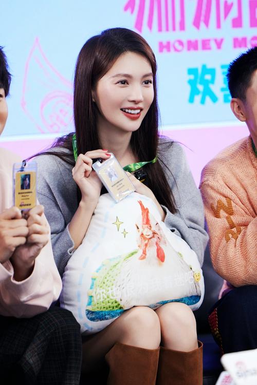 梦见女明星微笑_女生梦见女明星是什么预兆_梦见明星的女儿是什么意思