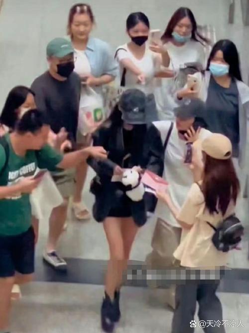 国内明星健身图片女_明星女素颜真实照片_女明星被扑倒