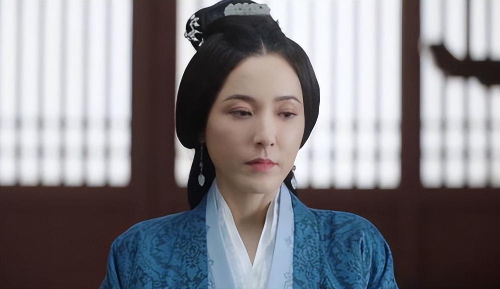 脸大显气质女星_大脸气质中年女星_韩国脸大女明星